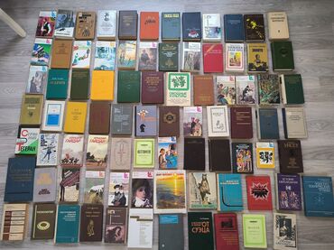 Тарелки: Oxumaq üçün geniş çeşidli kitab kolleksiyası. 1980 ci ilin