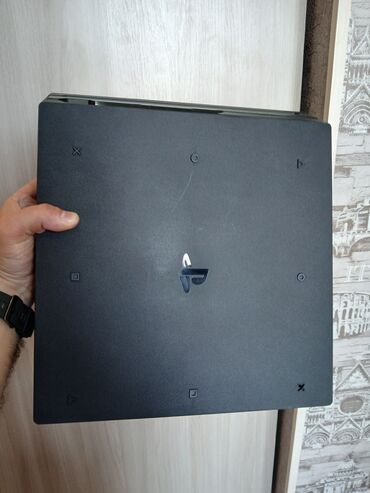 plestesin 4: Tecili satiram Sony PlayStation 4 Pro konsolu, dörd ədəd oyun pultu