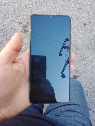 телефон fly iq4410: Smartfon – damla tipli ön kamera çıxıntısı olan tam ekranlı model. -