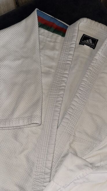 tərlədən idman geyimi: Ağ rəngdə olan Adidas judo kostyumu. Üzərində Azərbaycan bayrağının