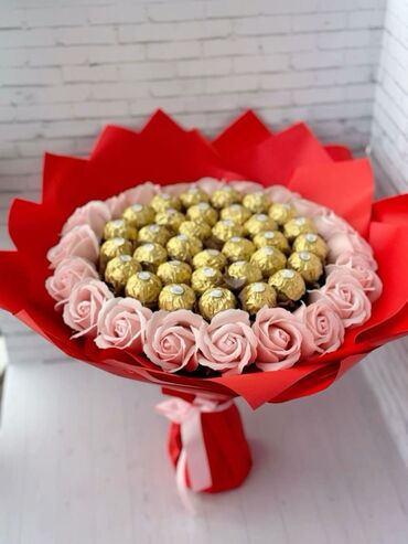 Perodua: Şokolad və güldən ibarət buket - Kompozisiya: Ferrero Rocher şokolad