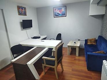Ofis mebeli dəsti - Rəhbər masası: geniş iş səthi, ağ rəngdə üst
