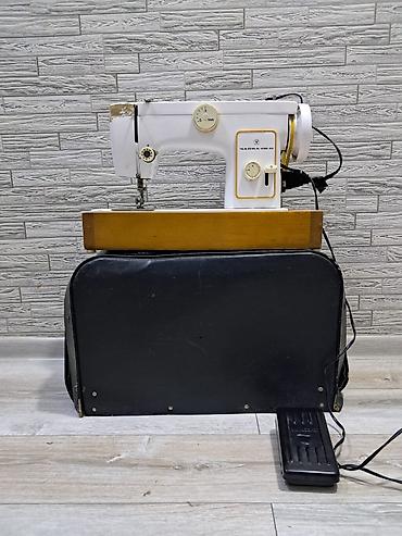 futlyar: Çayka-132M tikiş maşını - Elektriklə işləyən, ayaq pedalı ilə sürətə — 2