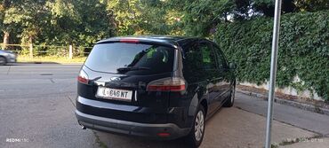 Ford: Crni Ford S-Max, prostran automobil dizajniran za porodične potrebe — 5