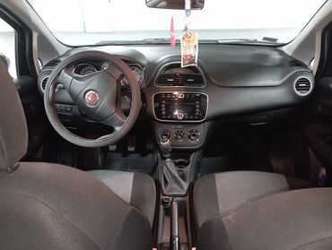 Fiat: Unutrašnjost automobila Fiat hečbek, sa tamnom unutrašnjošću i — 9