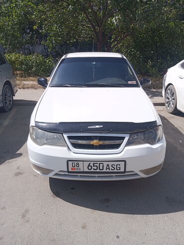 шкода рапит: Белый седан Daewoo Nexia с четырьмя дверями и багажником. Автомобиль