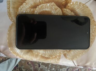 Honor smartfonu, düzgün, yaşıl arxa paneli və künclərdə dörd kamera