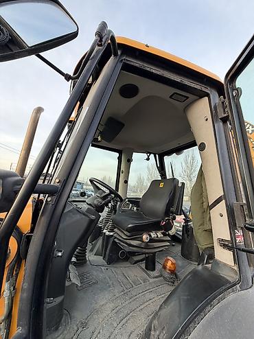 Другие автомобили: Экскаватор-погрузчик JCB желтого цвета.Машина имеет кабину оператора с — 12