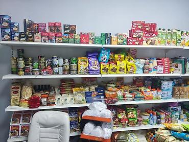 Полки, этажерки для цветов: Торговый стеллажи 3000сом за метр. деревянные полки комлект 10тясяч в — 5