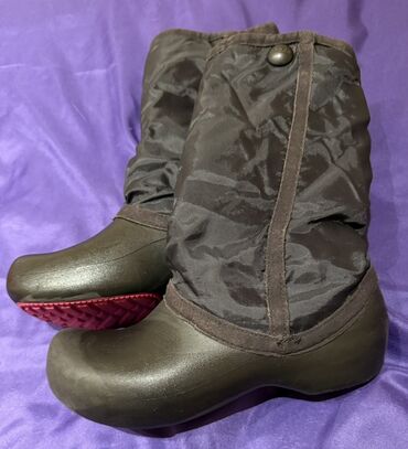 yun koynekler: Crocs brendinin qadınlar üçün qış/yağış çəkmələri. Xüsusiyyətlər: -