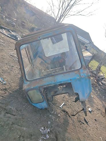 Digər kuzov detalları: Məhsul: Traktor kabini (köhnə model, mavi rəng) Təsvir: - Universal — 3