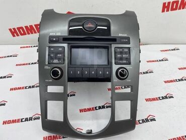 Avtomobil üçün nəzərdə tutulmuş boz rəngli radio və CD pleyer. Kia
