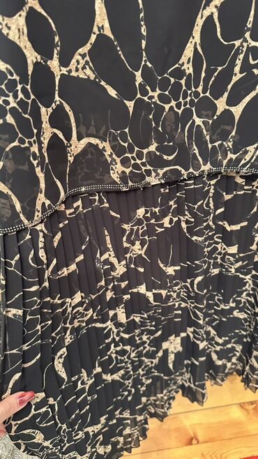 Dəstlər, kostyumlar: Qara rəngdə zərli və mirvari bəzəkli iki hissəli dəst: - Üst: qısa — 10