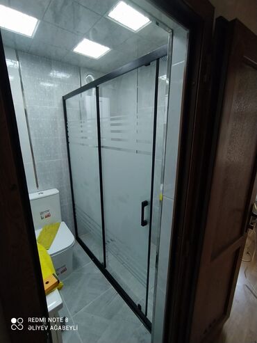 кабина: Şüşə duş qapısı sürüşmə mexanizmi ilə təchiz olunub və hamam otaqları