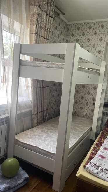 Двухъярусные детские кровати: Двухъярусная детская кровать, Б/у, Другой материал, цвет - Белый