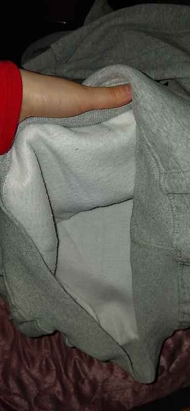 ustol usti qelyan: Boz rəngli kapüşonlu svitşot - Ön hissədə böyük qara Adidas Trefoil — 4