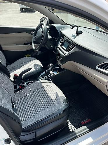 hyundai accent 2012: Hyundai Accent sedan – ağ rəng, 4 qapı, AZ nömrə nişanı. Şəhər üçün — 4