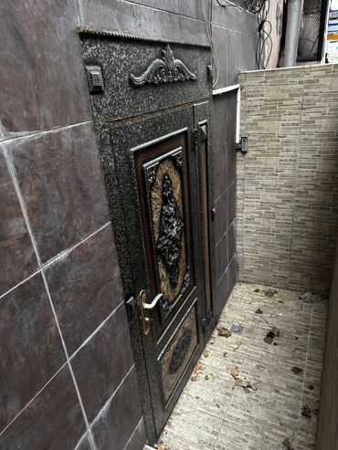 Giriş qapıları: 1ci şekldeki qapi 300AZN, diger qapilar ise 150 azn, Divan kreslo 400 — 2