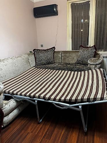 Divanlar: Künc divan açılıb yığılır 6 balışı var əlavə pufik də var dördbucaq — 2