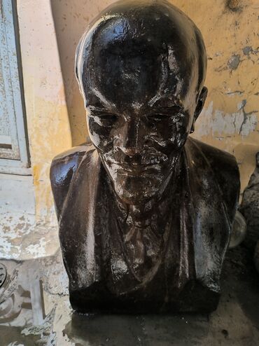 fil sümüyü rəngi: Lenin heykeli 500 kq