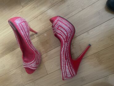 Tuflilər: Hamsi xaricden alinib.39,5/40 razmer Qırmızı və qara yüksək dabanlı — 1