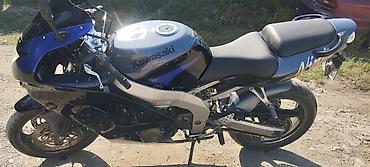 Kawasaki Ninja, спортивный мотоцикл в фирменной черно-синей окраске