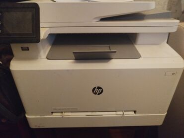 Masaüstü kompüterlər və iş stansiyaları: HP brendinin bu ağ rəngli lazer printeri sənədlərin çapı, skanı və
