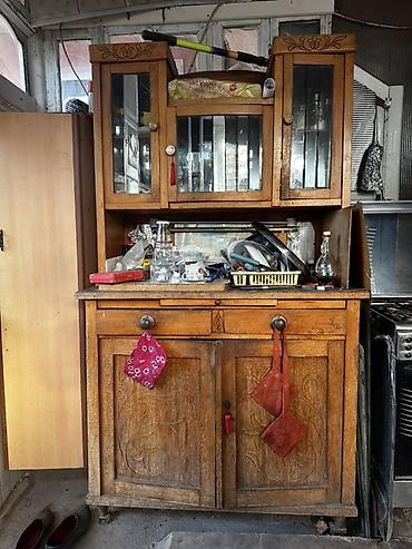 Taxta mətbəx bufeti - Material: tam ağac (korpus və qapılar), təbii