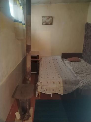 комната аренда: Kirayə üçün sadə, mebellə təchiz olunmuş otaq Təsvir: - 1 otaq: 1 — 4