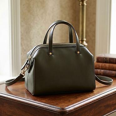 Elegantna torba u boks stilu – crna - Materijal: glatka eko-koža na lalafo.rs Elegantna torba u boks stilu – crna - Materijal: glatka eko-koža