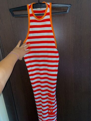 crvene svecane haljine: Diesel haljina za plažu prati liniju tela