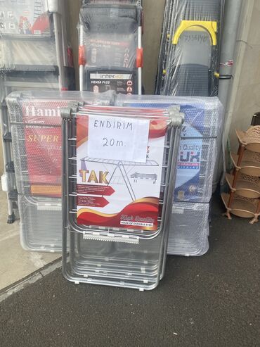 suşılka: Suşilkalar paltar qurutmaq üçün asilqanlar