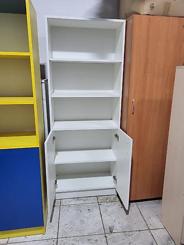 kitab skaflari: Ağ rəngli kitablıq/şkaf - Dizayn: Üst hissədə 3 açıq rəf, alt hissədə — 4
