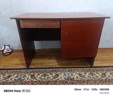 study table: Письменный стол из ДСП с тумбой и выдвижным ящиком. Габариты : - — 1