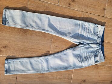 Farmerke: Muske farmerke L vel Poluobim struka 45do 50 cm,duzina 105 cm,imaju — 9