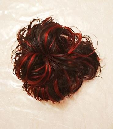 Другие головные уборы: 1. парик, пряди снизу черного цвета, сверху малинового цвета, челка и — 13