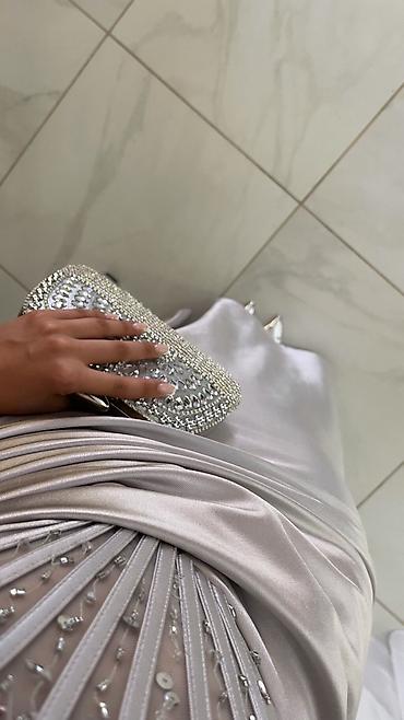 серебряные: Вечернее платье премиум‑класса 🤍 - Покупала в Posh за 25 000, отдаю — 2