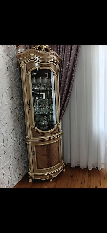 Klassik üslubda vitrinli bufet dəsti. İkisi birlikdə - İki hissədən