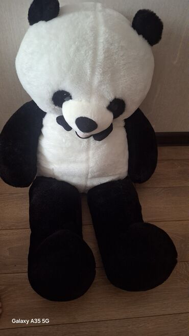 panda kuklası: Bu, qara və ağ rənglərdə olan böyük bir panda yumşaq oyuncaqdır
