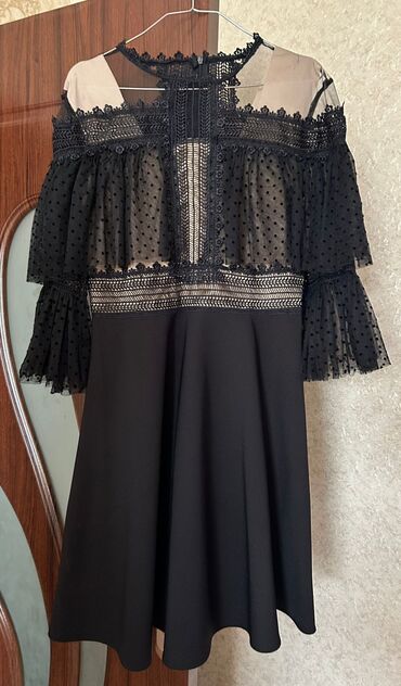 Toy paltarları və aksesuarları: Qara rəngdə zərif kokteyl/libas. - Yuxarı hissə: şəffaf tül material