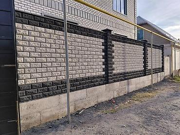 Декоративный забор из вибролитых бетонных панелей «под кирпич» -