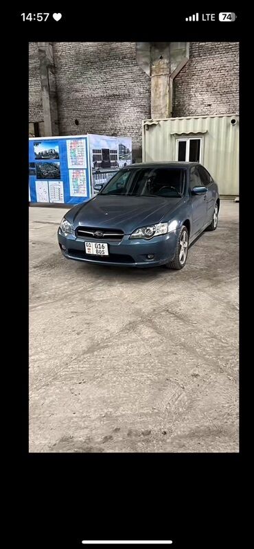 коробка легаси: Автомобиль Subaru Legacy седан в темно-синем цвете. Модель имеет