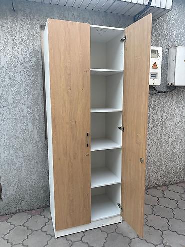 Шкафы: Продаю шкаф размеры высота, 220см, ширина 80см, глубина 52см. Есть — 3