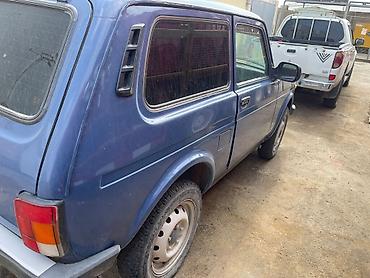 VAZ (LADA): LADA 4x4 (Niva) – mavi rəngli, 3 qapılı off-road SUV. Xüsusiyyətlər — 4