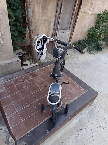 Uşaq üçün velosiped satılır. Şəkillərdə göründüyü kimi, velosiped