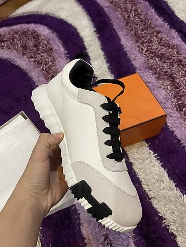 Кроссовки и спортивная обувь: Кроссовки:Hermes - Модель: низкие кроссовки из кожи и замши - Цвет at lalafo.kg — 5 Кроссовки и спортивная обувь: Кроссовки:Hermes - Модель: низкие кроссовки из кожи и замши - Цвет — 5