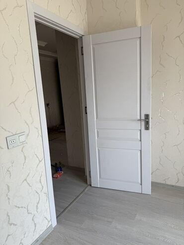 Металлопрокат: Ağ rəngli otaq qapısı – klassik-modern dizayn - Material: hamar