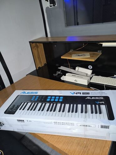 yamaha psr 2000: Hərkəsə salam.musiqiyə yeni başlayanlar üçün mikrafon,2kalonka, piano