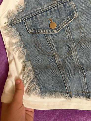 casual: Qadınlar üçün qolsuz top - Rəng: ağ baza üzərində mavi denim detal - — 2