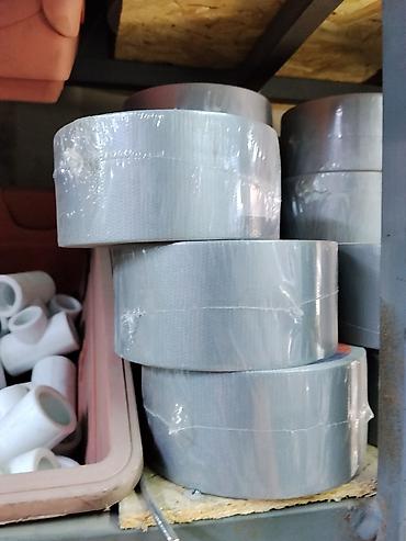 скотч: Универсальная армированная клейкая лента (серебристая, «duct tape») — 1
